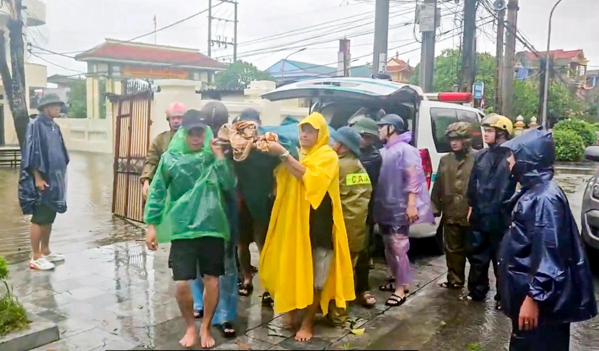 Người dân đưa thi thể ông Hùng về nhà để tổ chức an táng. Ảnh: Triệu Sơn.