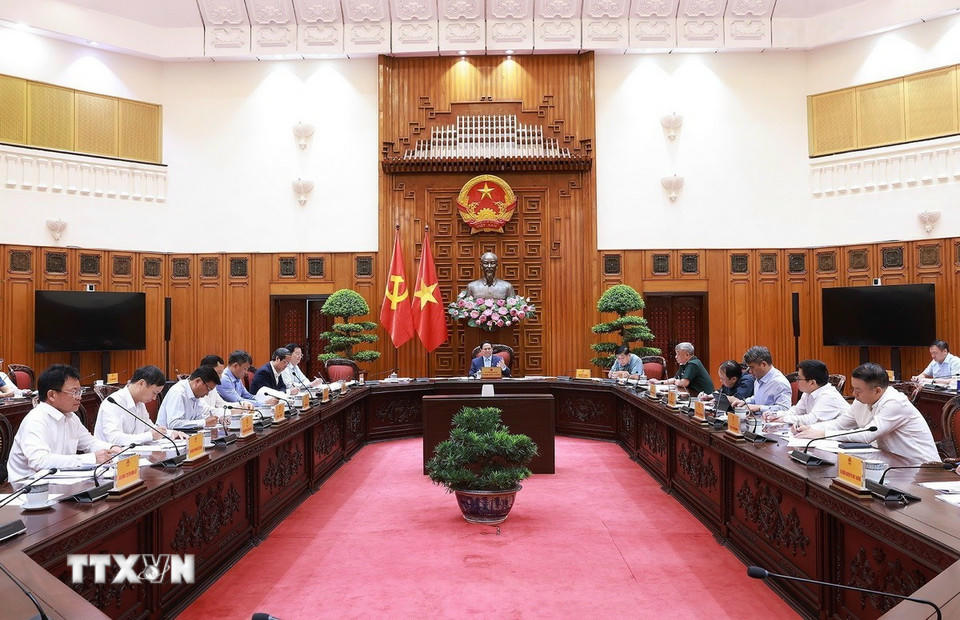 Thủ tướng Phạm Minh Chính chủ trì cuộc họp về triển khai đẩy nhanh tiến độ thực hiện các dự án đường sắt kết nối Việt-Trung. (Ảnh: Dương Giang/TTXVN)