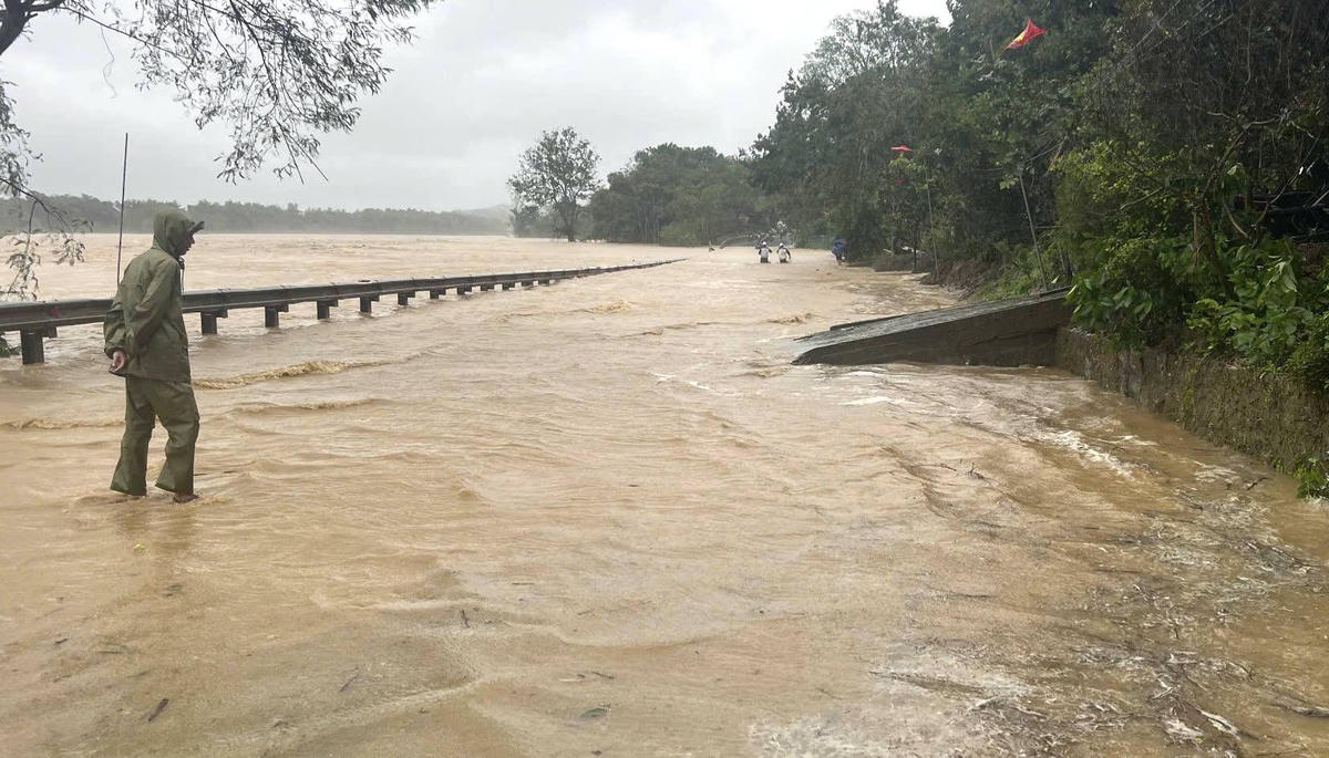 Quốc lộ 7A bị ngập sâu, giao thông tê liệt