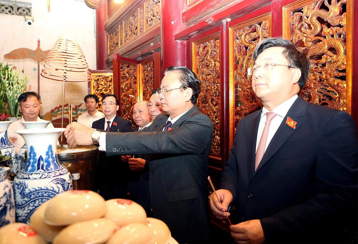 Các đại biểu dâng hương tưởng niệm các Vua Hùng.