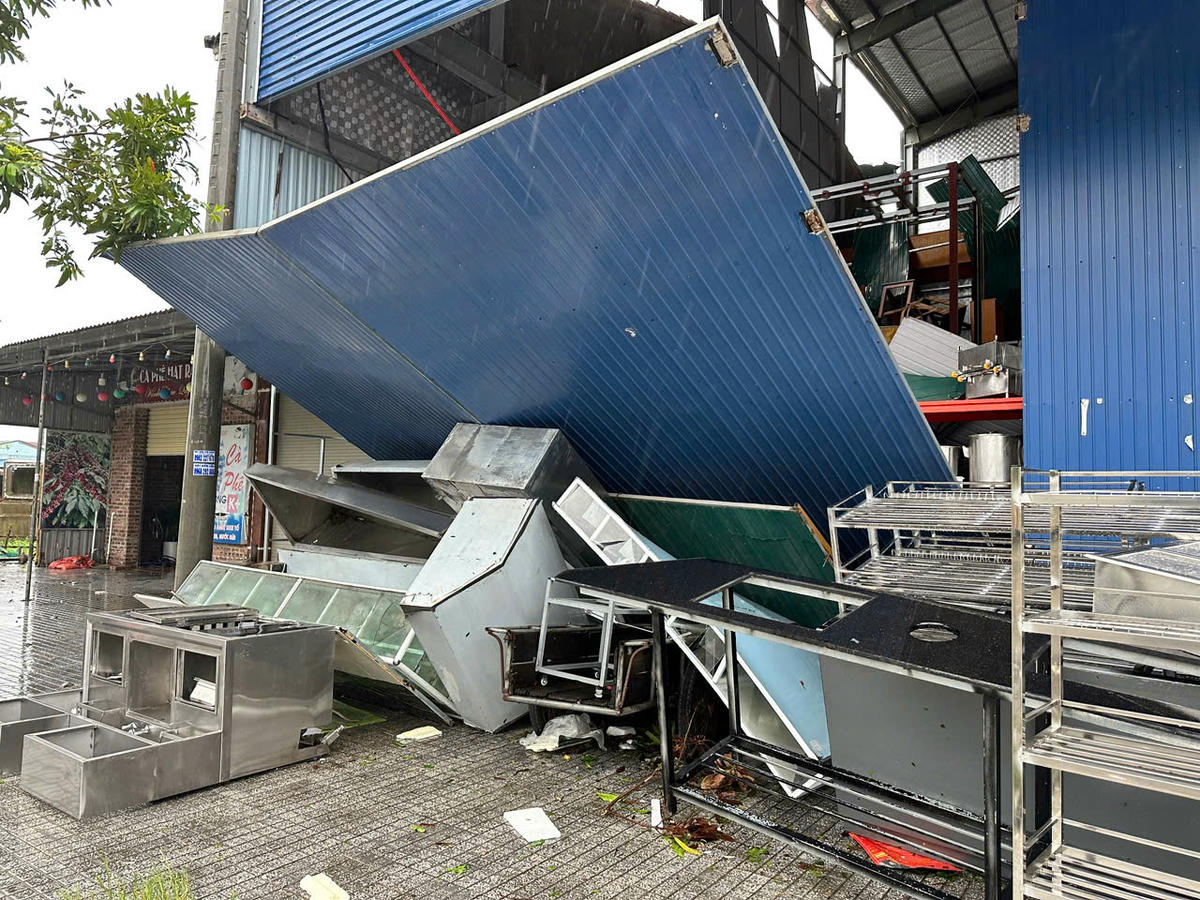 Nhà tốc mái, quán hàng tan hoang, người dân Hà Tĩnh tiếp tục gượng dậy sau bão