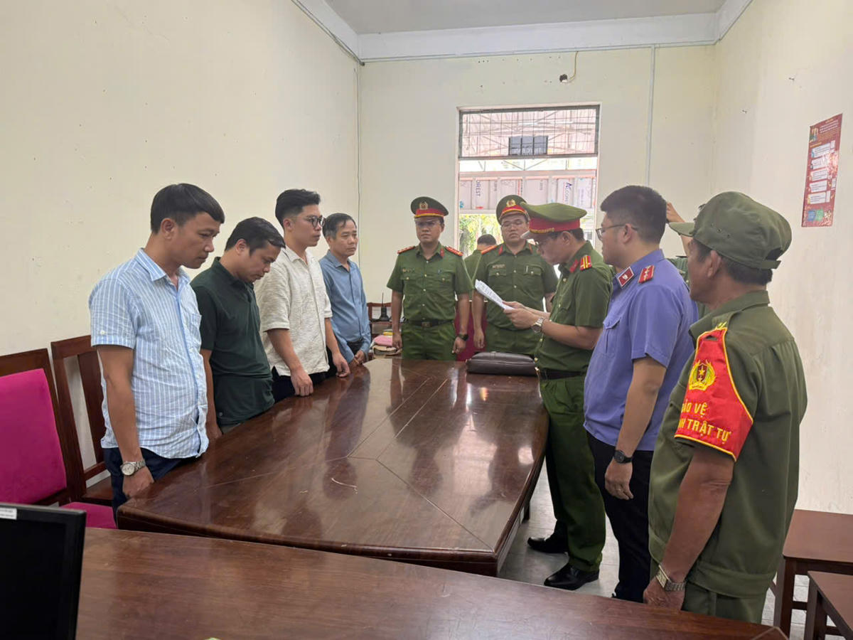 Lực lượng Công an đọc quyết định bắt 4 đối tượng.
Ảnh: Công an cung cấp.

 