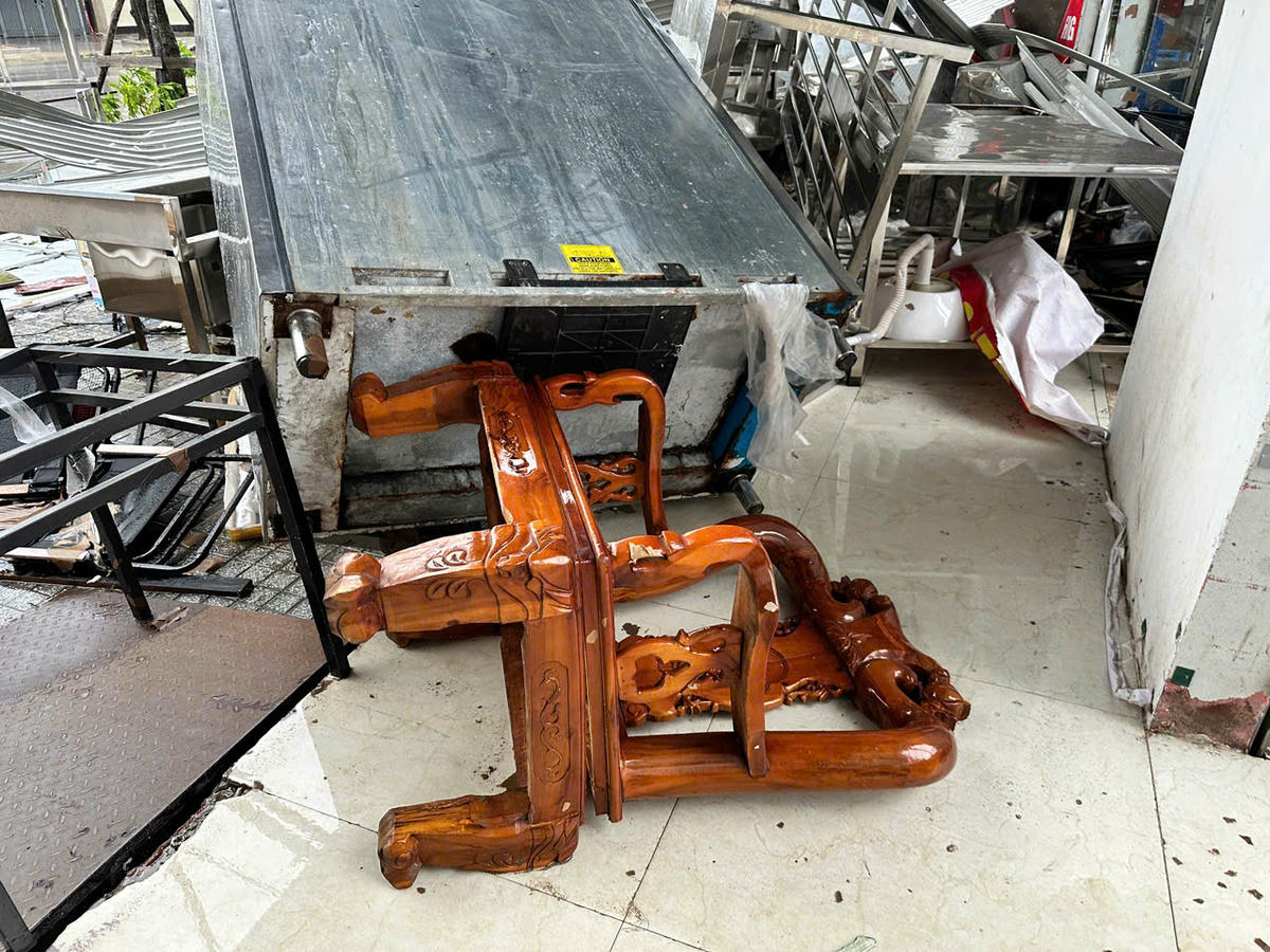 Rất may, thời điểm tốc mái không có người ở trong cửa hàng thanh lý đồ cũ.