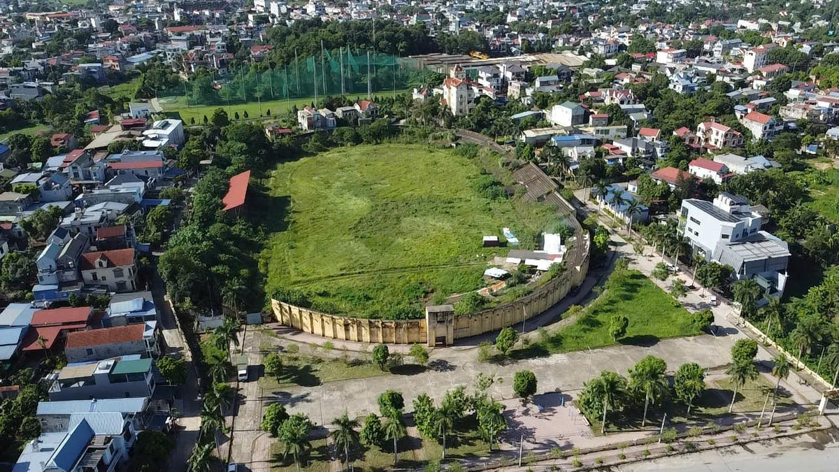 Sau khi giải phóng miền Nam, đất nước hoàn toàn độc lập, sân vận động Gang Thép được xây dựng và khánh thành năm 1978. Sân có sức chứa khoảng 16.000 chỗ ngồi và có th có thể tăng lên gần gấp đôi, tức khoảng 30.000 người đối với các sự kiện đặc biệt. Ảnh: Hương Trà.