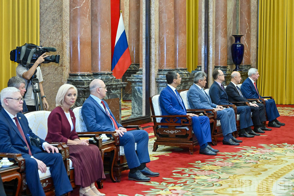 Các đại biểu tháp tùng Chủ tịch Duma Quốc gia Quốc hội Liên bang Nga Vyacheslav Volodin tại buổi tiếp.