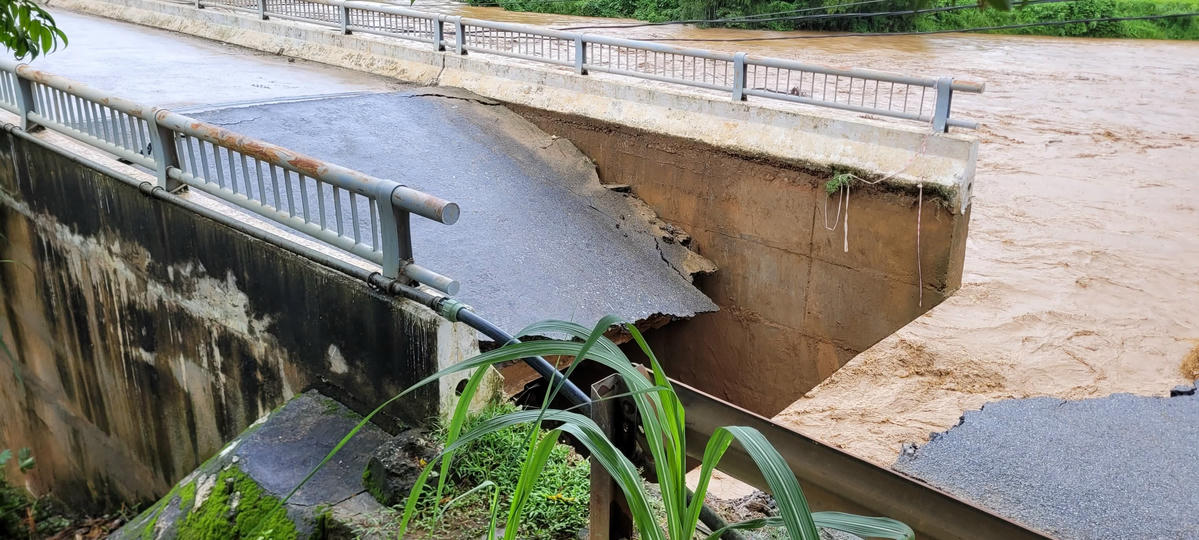 Mặt cầu Sơn Thủy bị sụt lún nghiêm trọng. Ảnh: UBND xã Sơn Thủy.