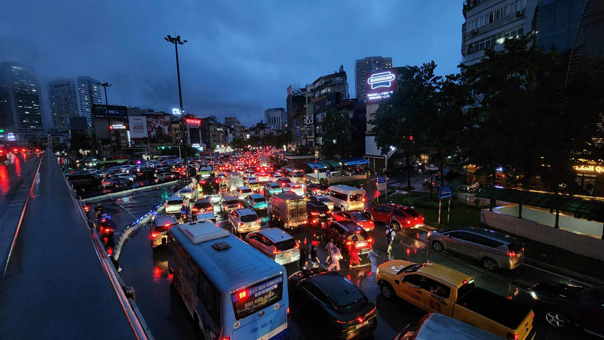 Ùn tắc kéo dài hướng về đường Láng.