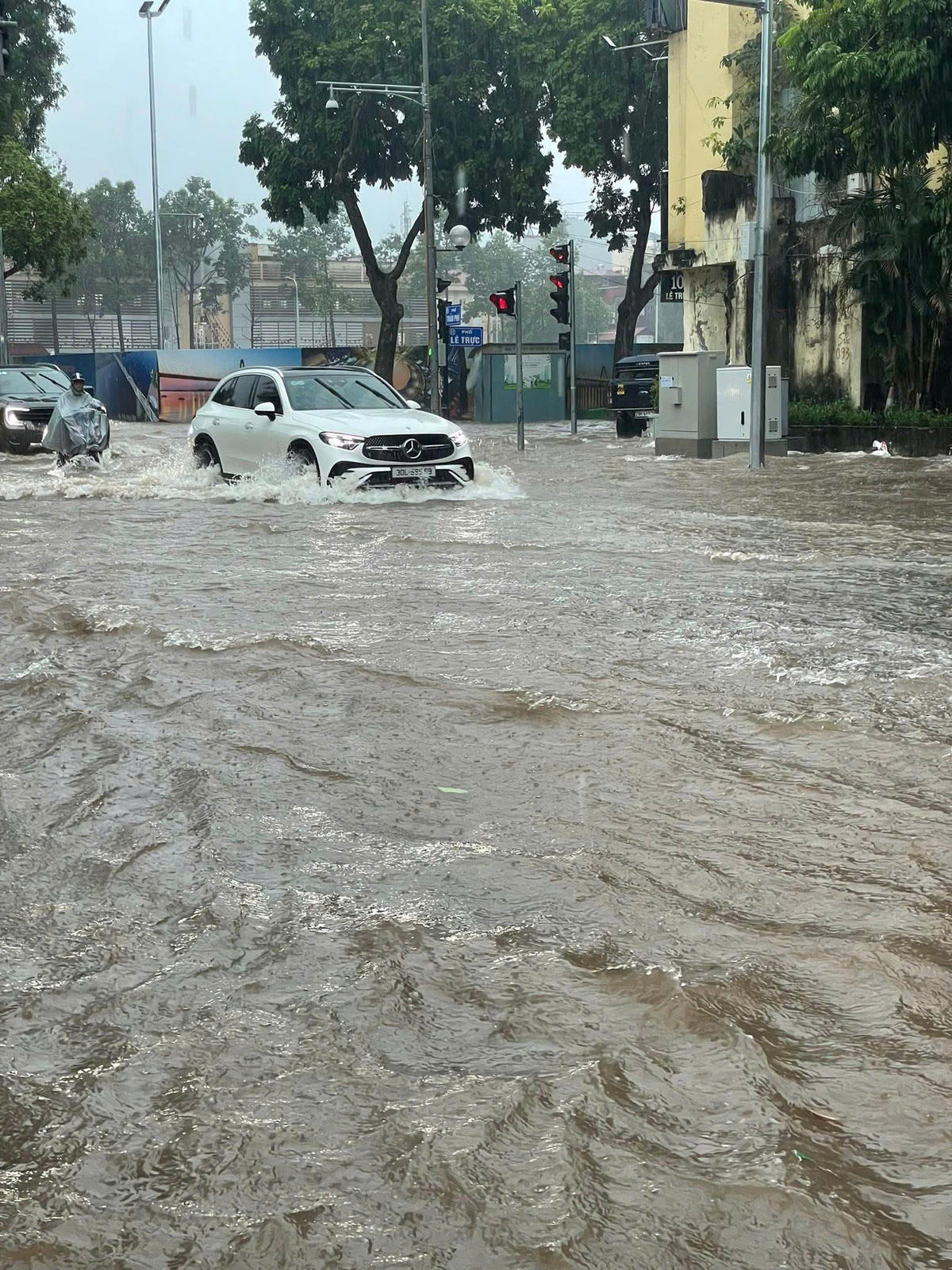 Hà Nội: Phố ngập như sông, các phương tiện chật vật di chuyển