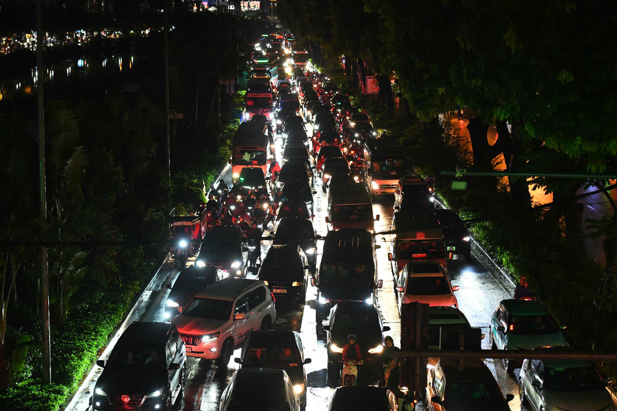 Sau trận mưa kéo dài cả ngày, giao thông Hà Nội ùn tắc nghiêm trọng