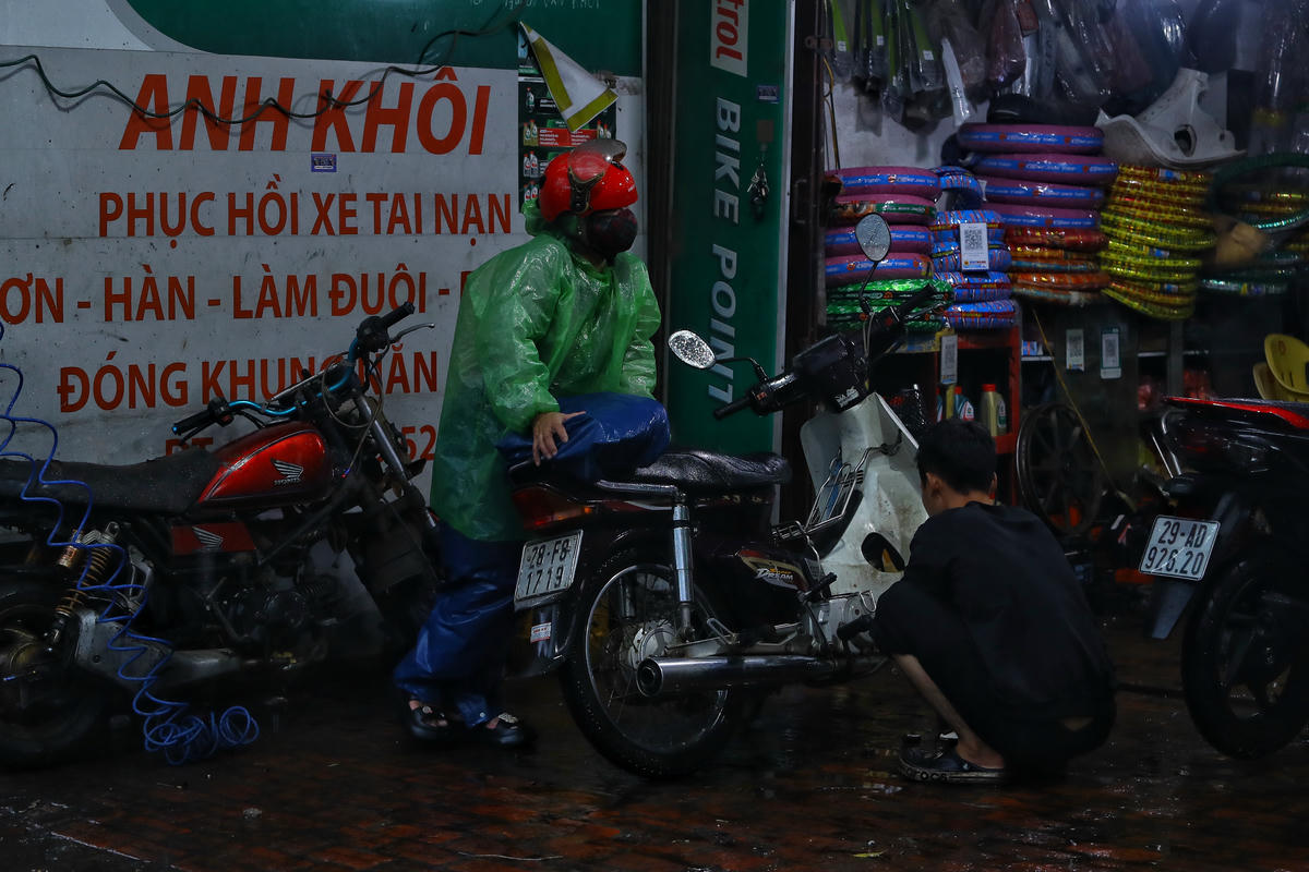 Vượt qua những đoạn ngập, nhiều phương tiện bị chết máy.