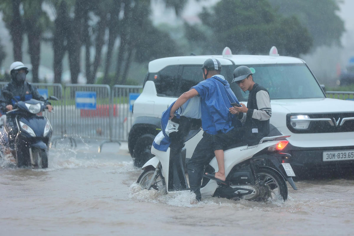 Giao thông trở nên 'hỗn loạn' vì ngập úng.