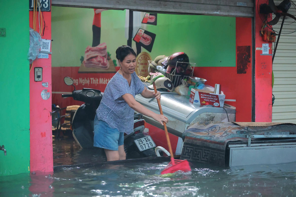 Dù đã sử dụng nhiều biện pháp, nhưng nước vẫn tràn vào nhà dân.