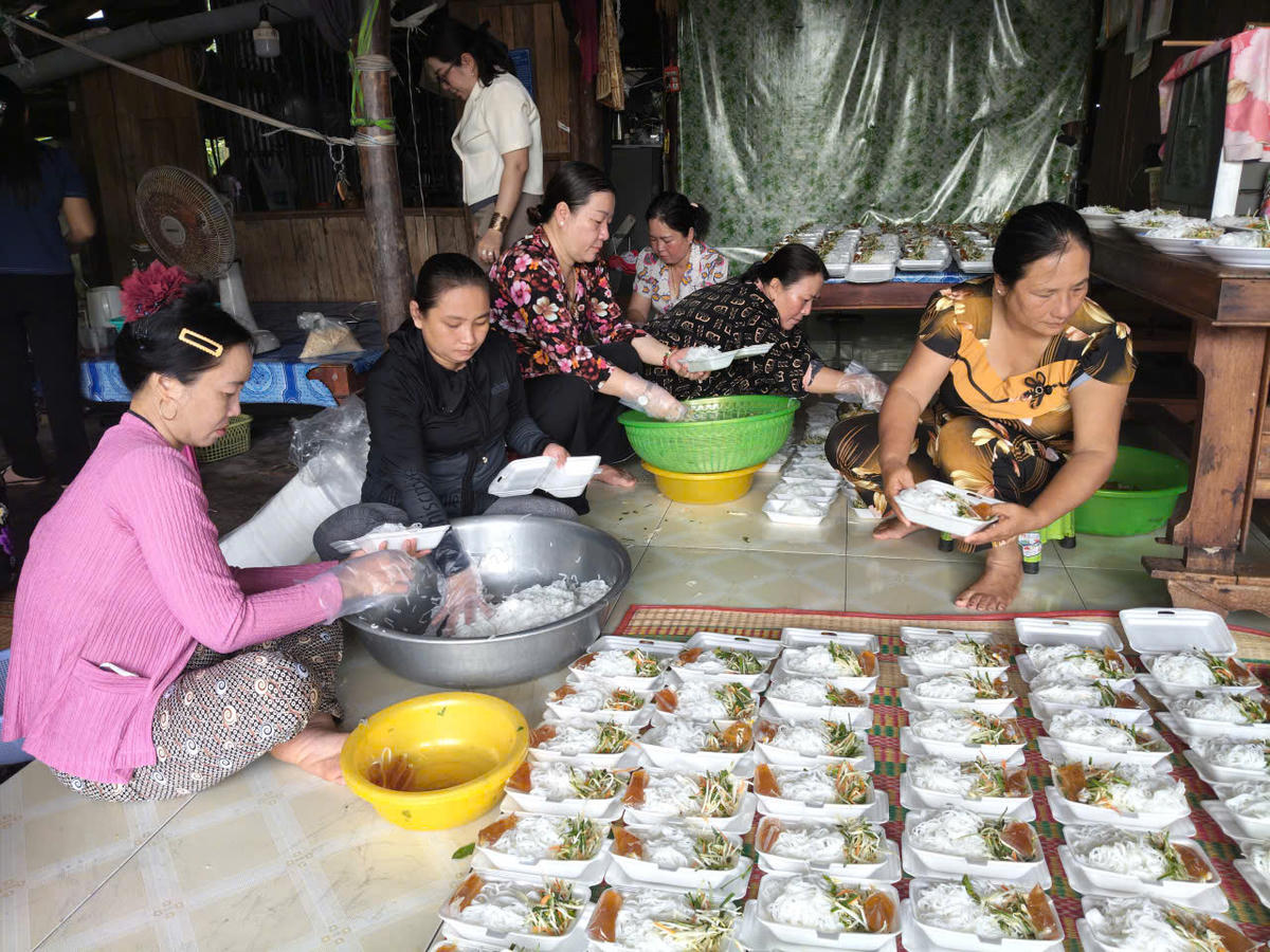 Thành viên CLB tất bật chuẩn bị các suất ăn cho người khó khăn. Ảnh: Châu Pha