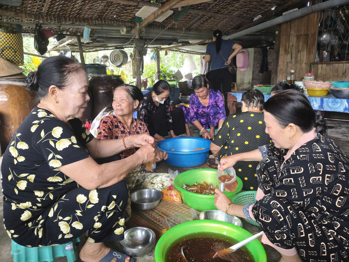 CLB “Tình yêu thương” hoạt động tích cực, trở thành chỗ dựa của bệnh nhân nghèo, người có hoàn cảnh khó khăn và là nơi gửi gắm yêu thương của những mạnh thường quân, nhà hảo tâm gần xa. Ảnh: Châu Pha