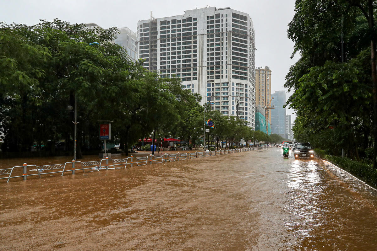 Hà Nội: Mưa lớn, đường ngập, người dân vất vả về nhà vào giờ tan tầm