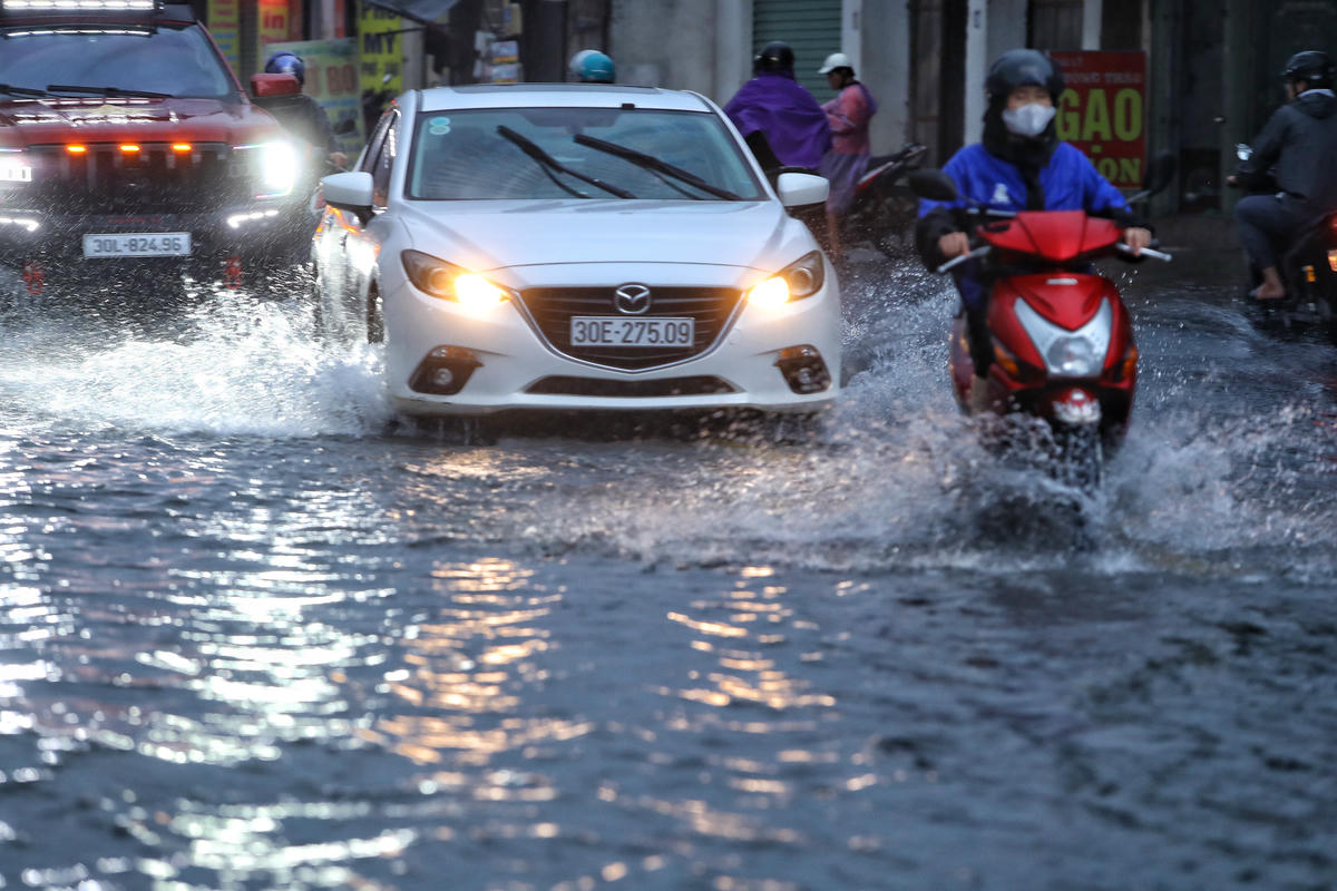 Tại khu vực đường Quốc lộ 6 (đoạn qua phường Yên Nghĩa) bị ngập, các phương tiện lưu thông khó khăn.
