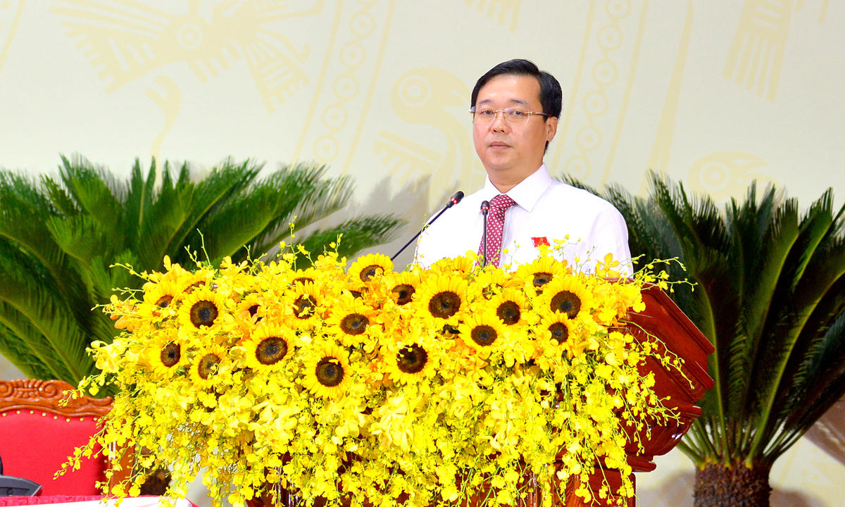 Bí thư Tỉnh uỷ Đồng Tháp Lê Quốc Phong điều hành nội dung bầu Đoàn Chủ tịch, Đoàn Thư ký, Ban Thẩm tra tư cách đại biểu Đại hội. (Ảnh: BTC).