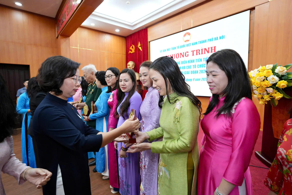 Bà Bùi Huyền Mai, Phó Chủ tịch Thường trực Ủy ban MTTQ Việt Nam TP Hà Nội tặng biểu trưng cho các gương điển hình tiêu biểu. 