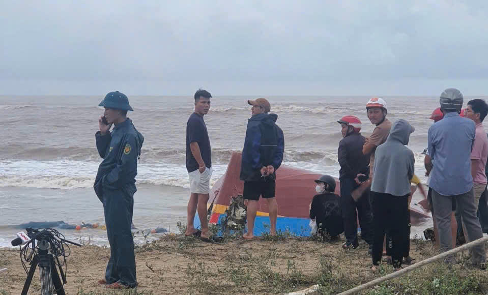 Lực lượng chức năng xác định, 2 thi thể vừa được phát hiện ở
bờ biển xã Bắc Trạch là của ngư dân trên 2 tàu cá gặp nạn ở khu vực sông Gianh.
Ảnh: BPQT.