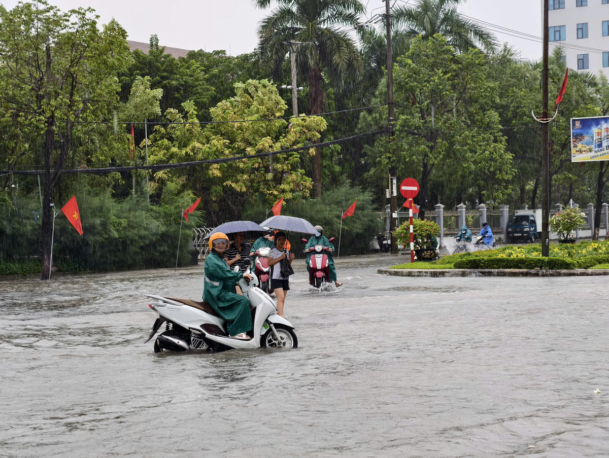 Mưa lớn tuyến đường
Hùng Vương, đoạn qua phường Tam Kỳ bị ngập nước sáng 28/9. Ảnh: Chí Đại.