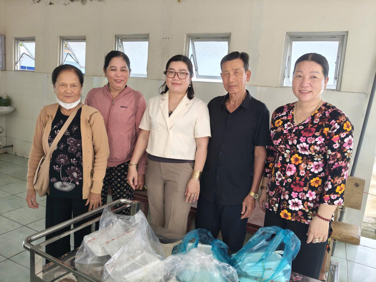 Lãnh
đạo MTTQ xã Vĩnh Lộc cùng các thành viên CLB "Tình yêu thương" tặng
các suất ăn cho người dân. Ảnh: Châu Pha