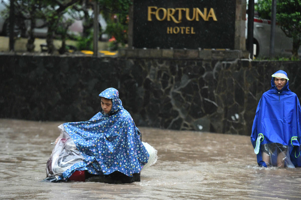 Tại tuyến phố Thái Hà - Láng Hạ nước ngập sâu khoảng 50-80 cm.
