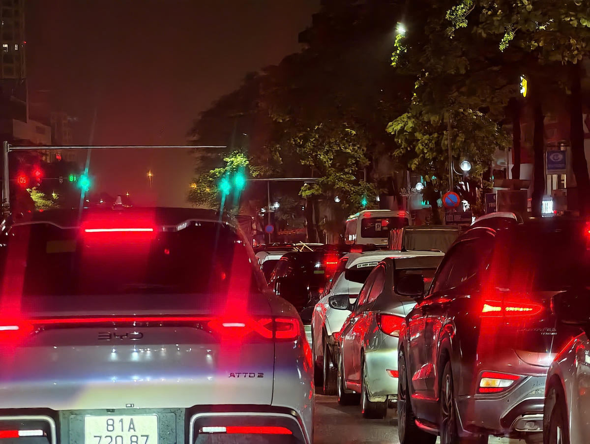 Dòng xe 'ken đặc' di chuyển về nhà.