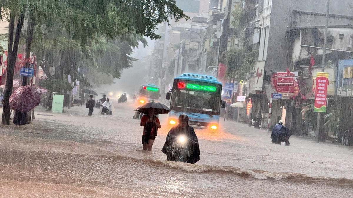 Phố Khâm Thiên (Hà Nội) trưa 30/9.