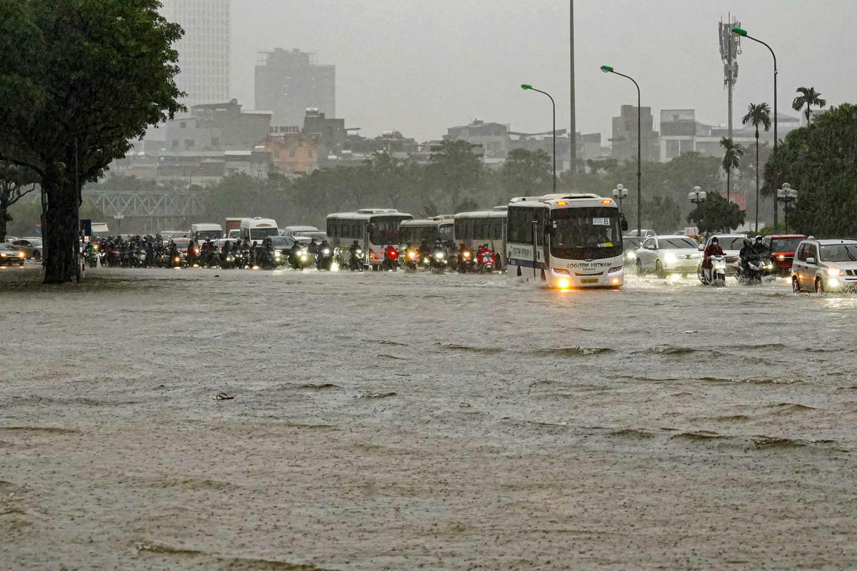Theo đó, tính từ ngày 29/9 đến 14h30 ngày 30/9, tổ lượng mưa tại phường Hai Bà Trưng là 391 mm; xã Vĩnh Thanh 448,90 mm; phường Ô Chợ Dừa là 503,90 mm... Còn đối với các xã phường khác của Hà Nội lượng mưa cũng trên 100mm đến 300mm.