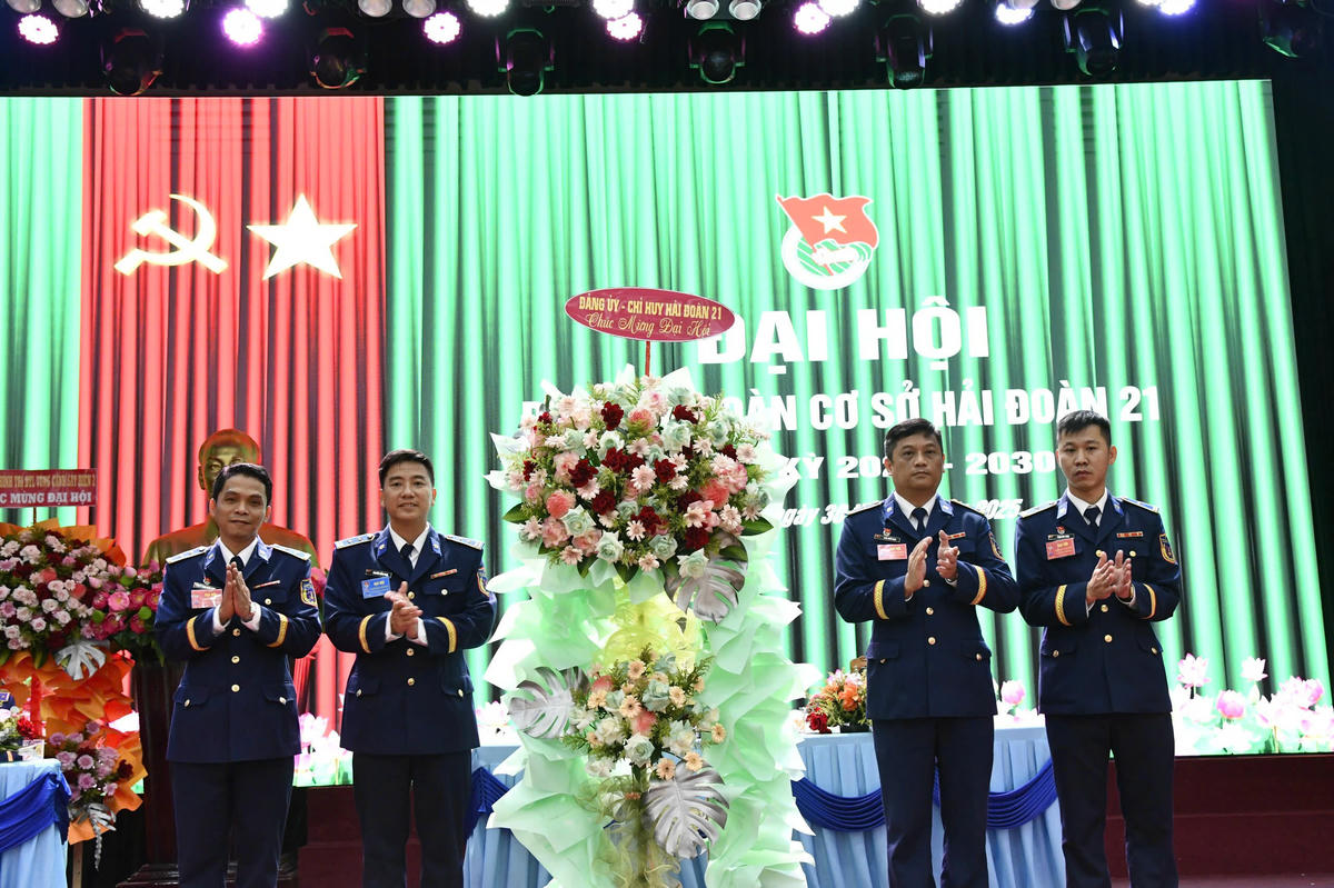 Đại diện Đảng ủy, Chỉ huy Hải đoàn tặng hoa chúc mừng Đại hội. Ảnh: CV.