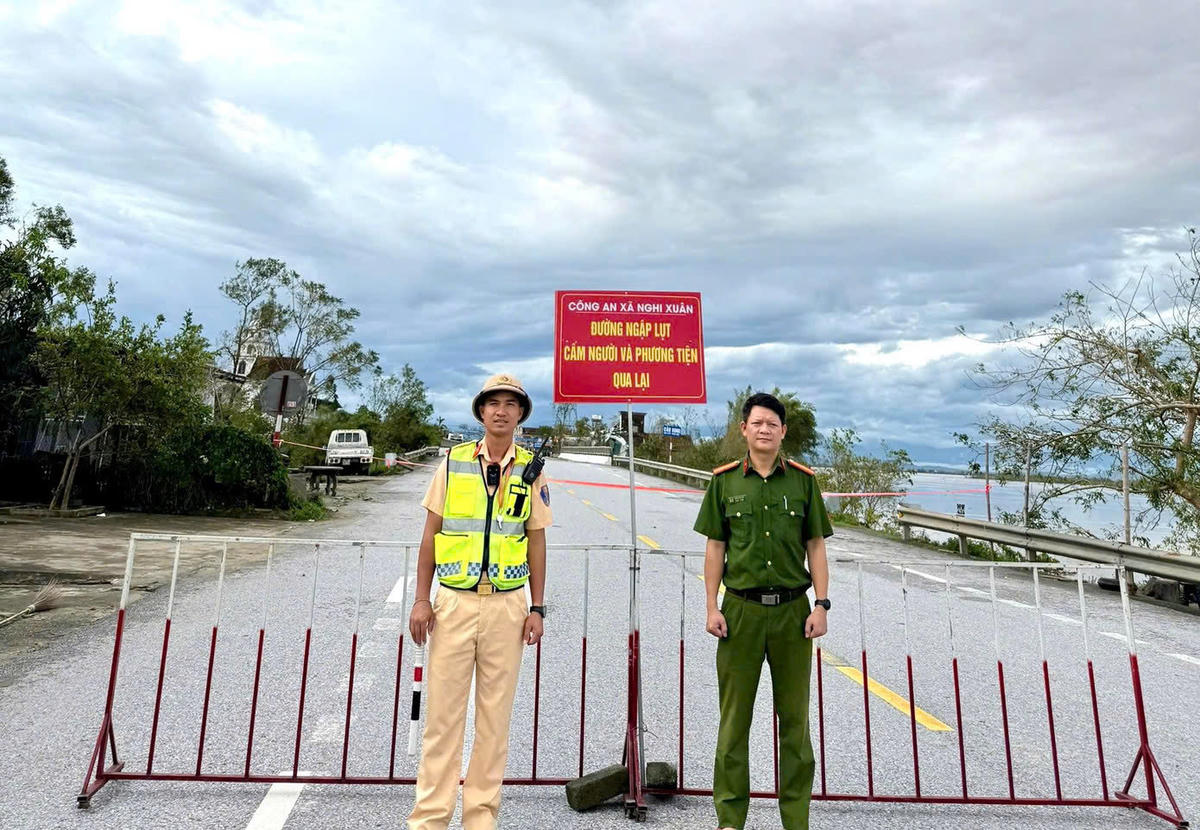 Cán bộ, chiến sĩ được bố trí túc trực 24/24 để kiểm soát tình hình. Ảnh: CAHT.