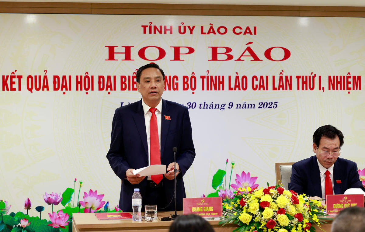 Ông Hoàng Giang - Phó Bí thư Thường trực Tỉnh ủy Lào Cai thông tin kết quả Đại hội tại họp báo.