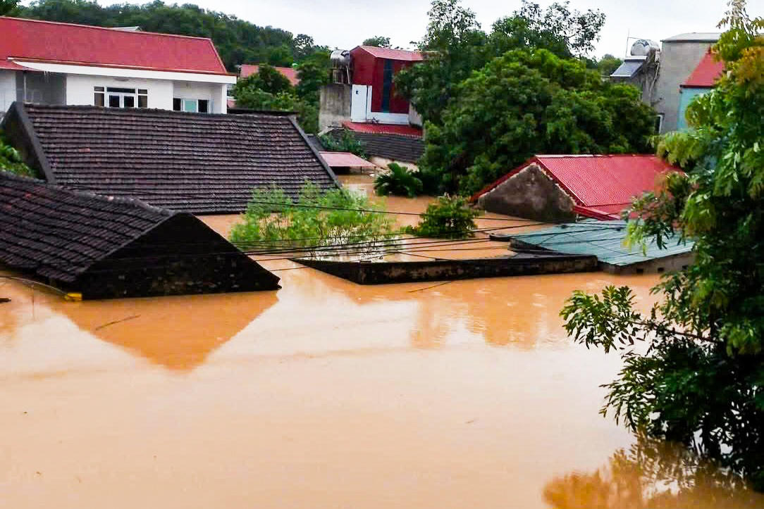 Tại xã Tây Đô, từ đêm 29/9, do mưa lớn và thủy điện Cẩm Thủy 1 xả lũ, đã khiến mực nước sông Mã dâng cao, làm hàng trăm hộ dân ở thôn Yên Tôn Thượng và Phù Lưu bị ngập nặng trong sáng 30/9. Ảnh: Đình Minh