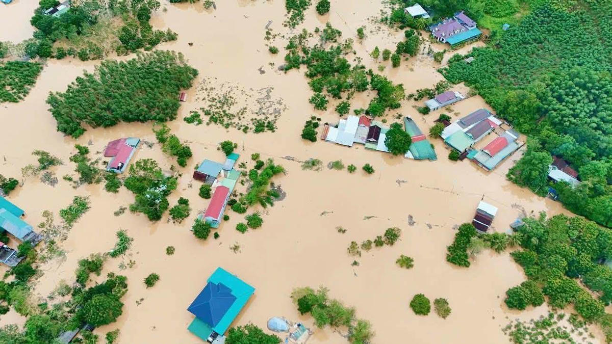 Hàng nghìn ngôi nhà trên địa bàn phường Thái Hòa chìm trong biển nước. Một người dân cho biết, từ 23h đêm 28/9, nước sông Hiếu bất ngờ dâng cao, gây ngập lụt nặng trên diện rộng, đến chiều 30/9 có nhiều hộ nước dâng lên tận nóc nhà. Ảnh: Ngọc Anh