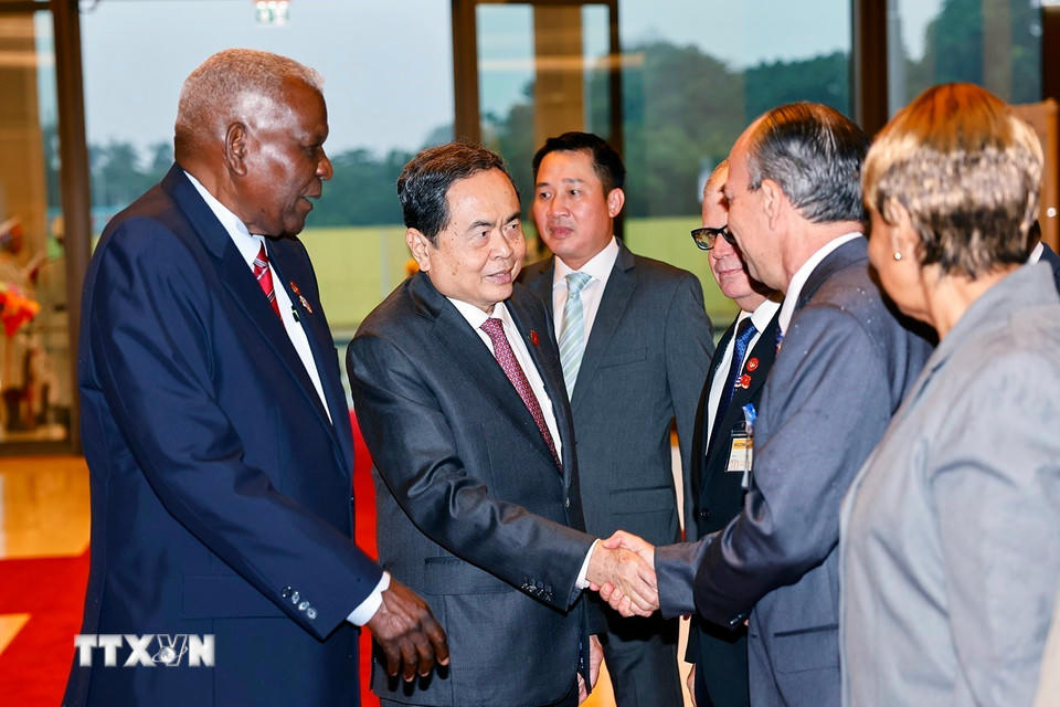 Chủ tịch Quốc hội Cuba Esteban Lazo Hernández giới thiệu đoàn Cuba tới Chủ tịch Quốc hội Trần Thanh Mẫn. (Ảnh: Doãn Tấn/TTXVN)
