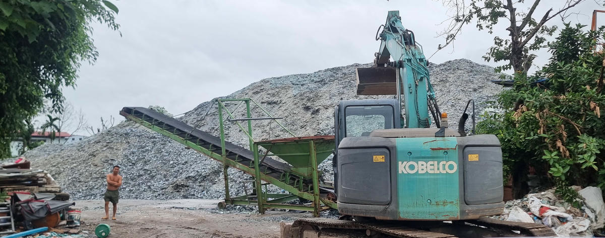 Lối vào khu tập kết rác thải thủy tinh sắc nhọn. Ảnh: Nam Anh.