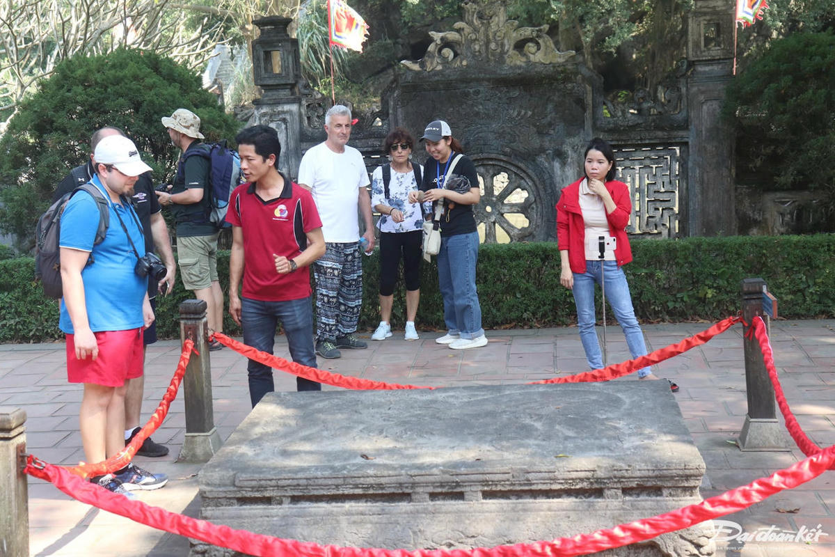 Số hóa di sản là nhiệm vụ cần phải thực hiện nhanh, đồng bộ để phục vụ du khách trong và ngoài nước khi đến với Ninh Bình. Ảnh: Đình Minh chụp tại cố đô Hoa Lư