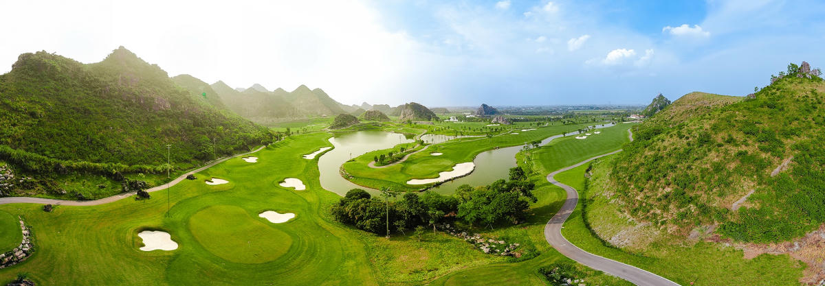 Legend Valley Country Club nổi bật với thiết kế độc đáo, hòa quyện cùng cảnh quan thiên nhiên tuyệt đẹp của vùng núi đá vôi hùng vĩ