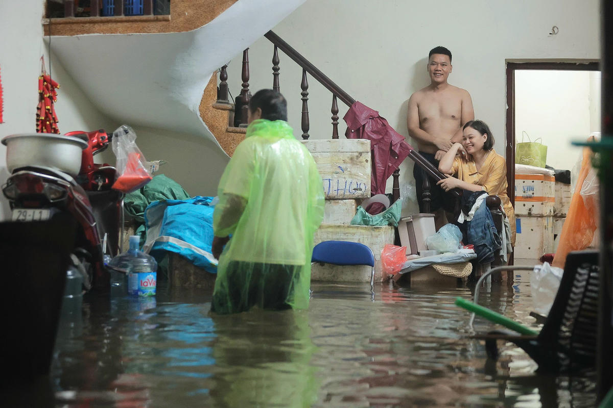 Thậm chí nước đã bắt đầu tràn vào nhà, nhiều người dân bắt đầu phải kê đồ đạc vào vị trí cao.