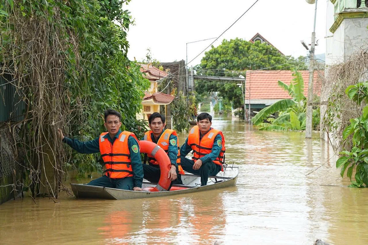 Tại xã Hà Trung, do mực nước sông Lèn lên nhanh, trong sáng 30/9, có hàng trăm hộ dân bị ngập sâu, trong đó, nhiều nhất là ở thôn Bình Lâm. Ảnh: Hà Trung