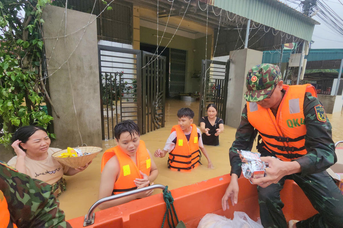 Từ tối 29/9, sau khi nhận được thông tin người dân trong xã bị cô lập, chính quyền đã huy động phương tiện khẩn cấp đưa người ra khỏi vùng nguy hiểm. Đối với các hộ dân còn trụ lại để bảo vệ tài sản, lực lượng chức năng cung cấp nhu yếu phẩm để người dân sử dụng. Ảnh: Đình Minh