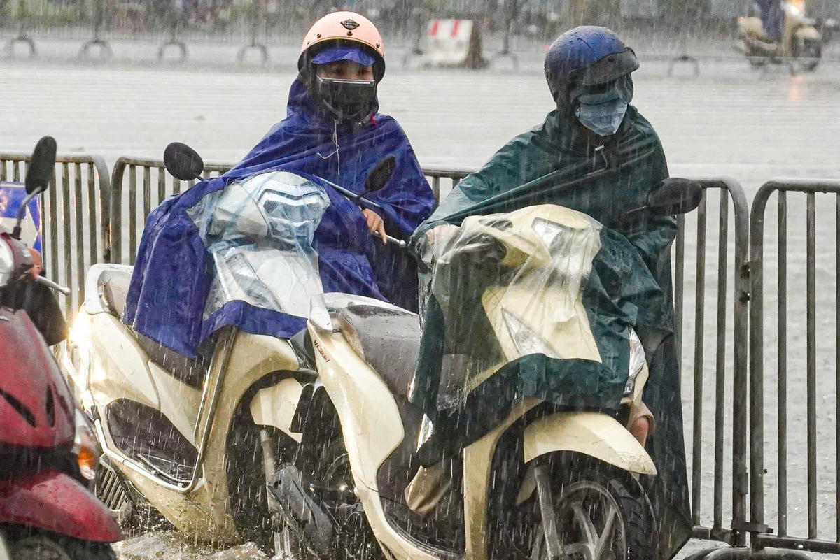 Mực nước ngập sâu, nhiều phương tiện bị chết máy.