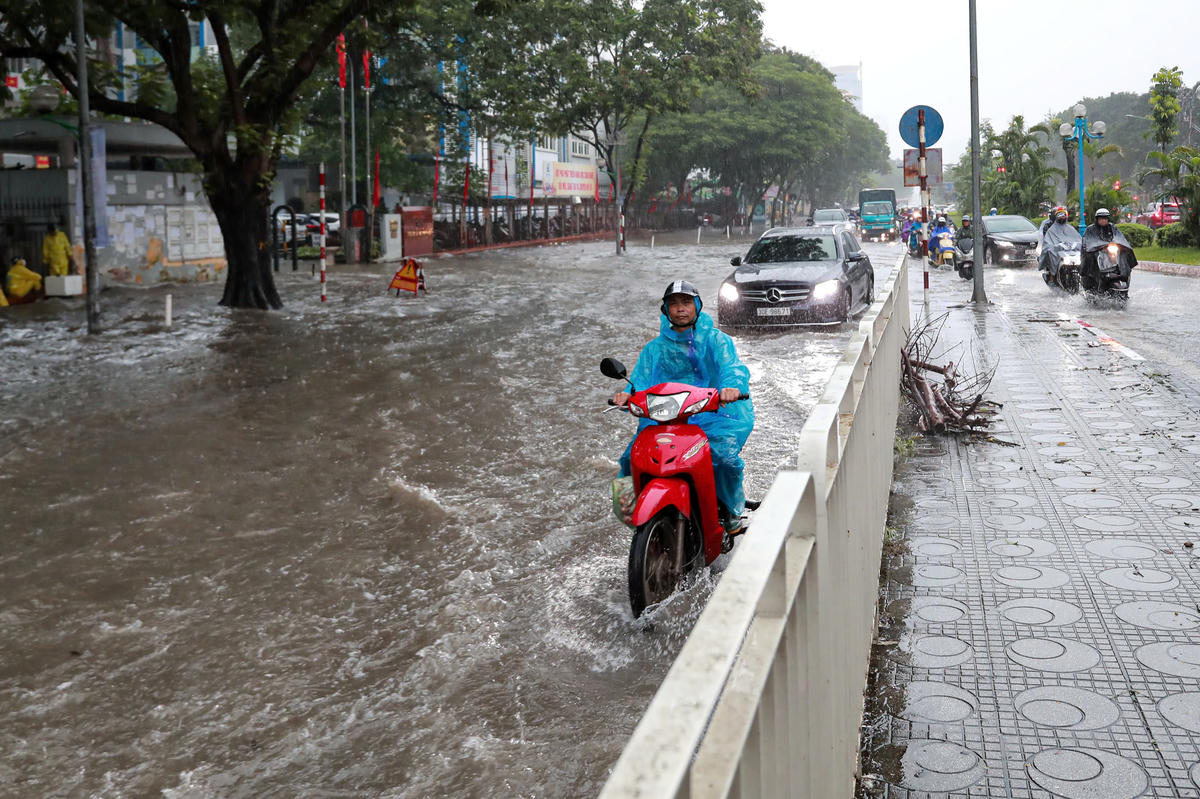 Để tránh xe bị chết máy các phương tiện lựa chọn đi sát vào dải phân cách giữa.