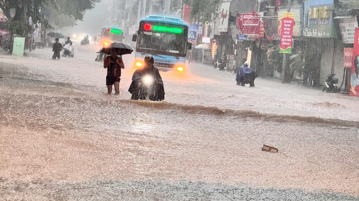 Ngập ở phố Khâm Thiên - Lê Duẩn