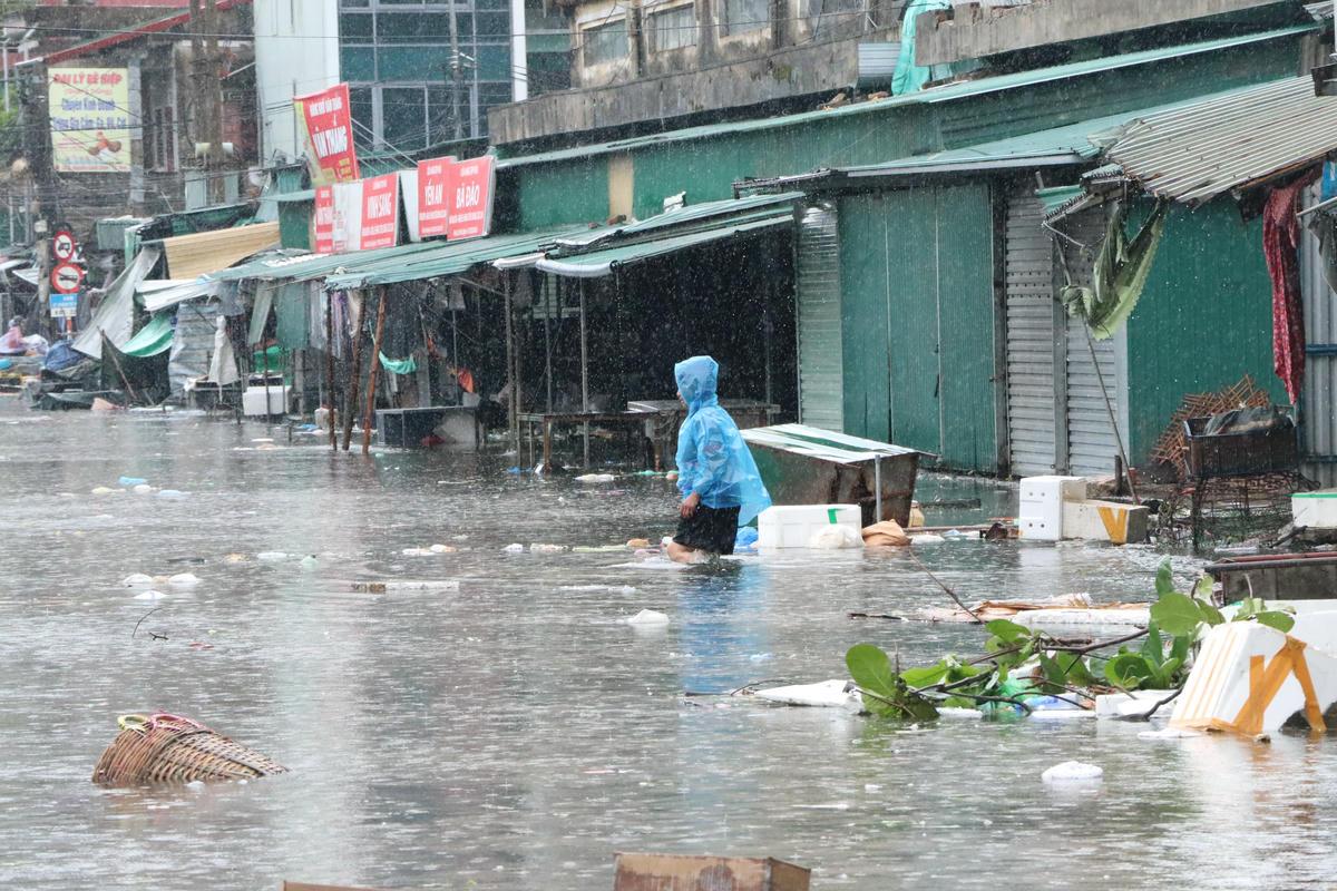 Chợ Vinh ảnh hưởng nặng nề do bão, một số ki ốt bị gió quật, mái tôn gãy đổ. Sau bão, nước ngập, tiểu thương chưa biết khi nào mới trở lại buôn bán. Ảnh: Quốc Thanh