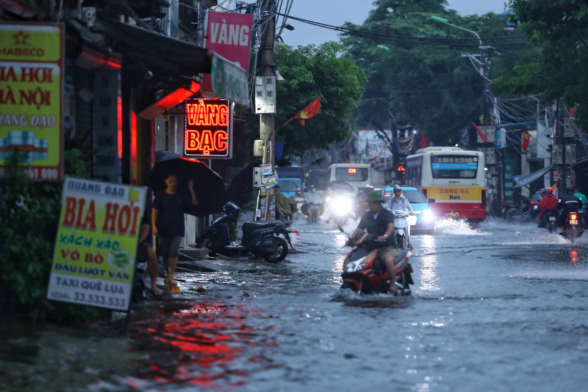 Lượng mưa đo được từ 7h đến 16h ngày 30/9/2025 tại các khu vực trên địa bàn Hà Nội như sau: phường Hai Bà Trưng 323,9 mm; phường Ba Đình 188,1 mm; phường Ô Chợ Dừa 421 mm; phường Yên Sở 260mm; phường Văn Miếu 208 mm...; còn đối với các xã: Vĩnh Thanh 331,3 mm; Thường Tín 300,7 mm; Thanh Trì 205,5 mm; Đông Anh 171,2 mm...