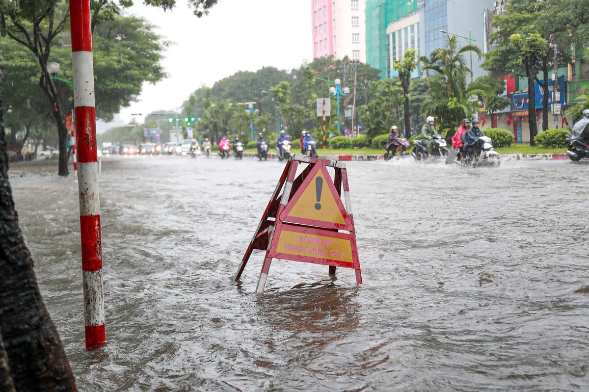 Tương tự, tại tuyến đường Hoàng Quốc Việt cũng xảy ra tình trạng ngập úng.