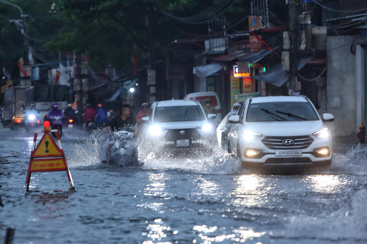 Công ty TNHH MTV Thoát nước Hà Nội cho biết, đến 16h ngày 30/9, Hà Nội đã xuất hiện 82 điểm úng ngập.