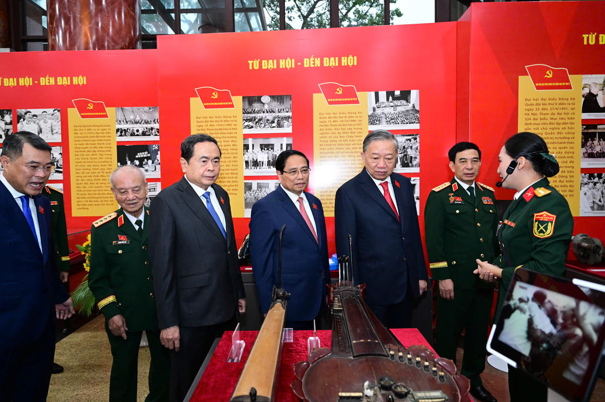 Tổng Bí thư Tô Lâm và các đại biểu tham quan triển lãm thành tựu quốc phòng. Ảnh: Việt Trung.