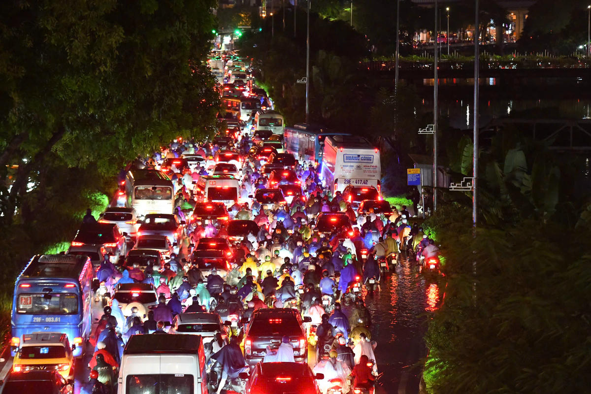 Xe máy, ô tô chen chúc nhau di chuyển lúc 19h tại đường Láng.